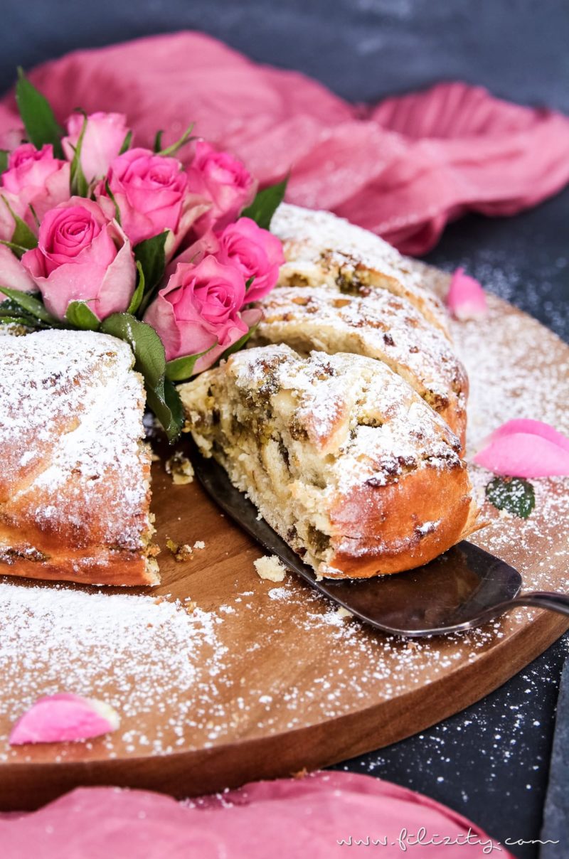 Osterkranz Rezept mit Pistazien-Rosen-Füllung | Filizitiy.com | Food ...