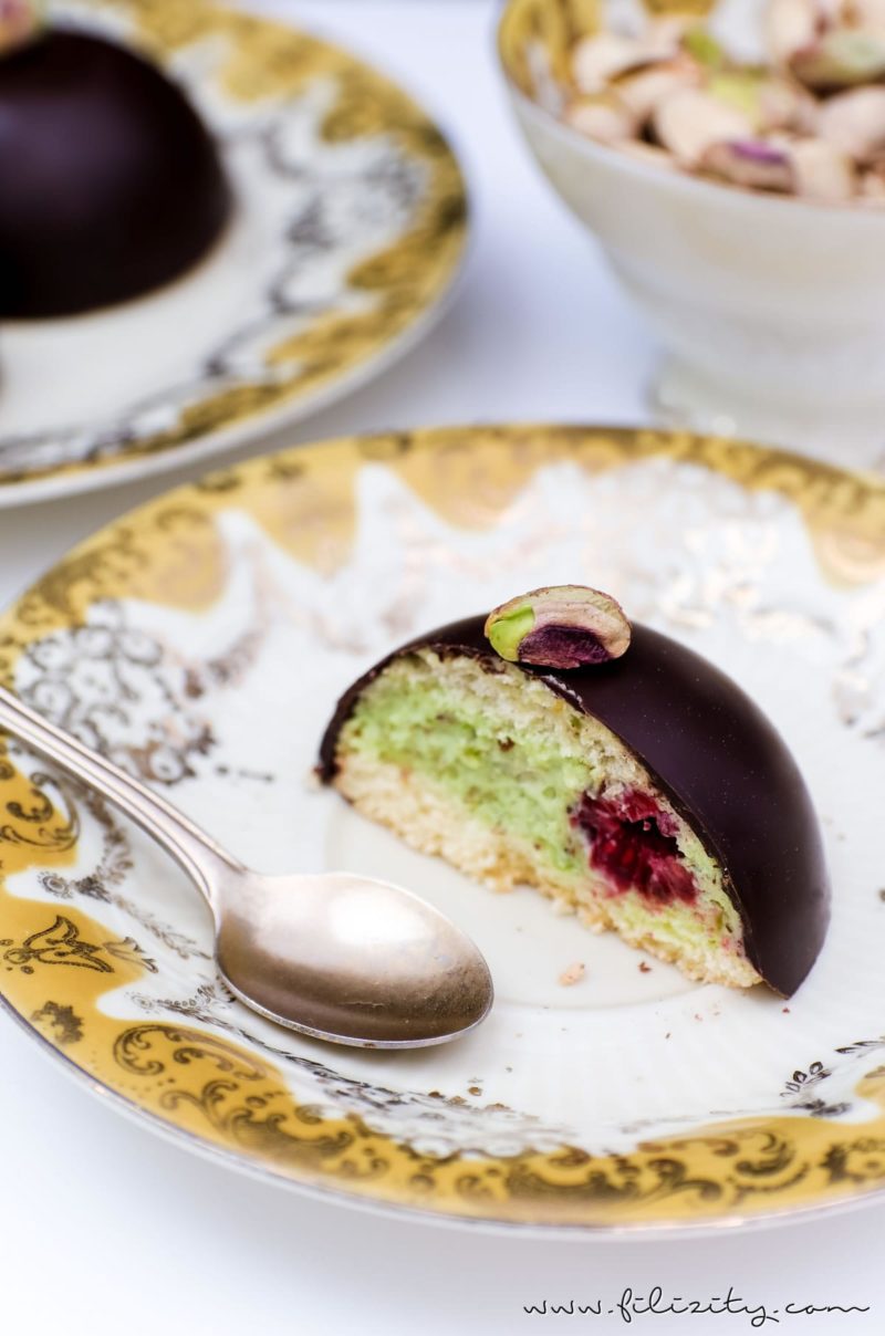 Pistazien-Törtchen mit Himbeeren