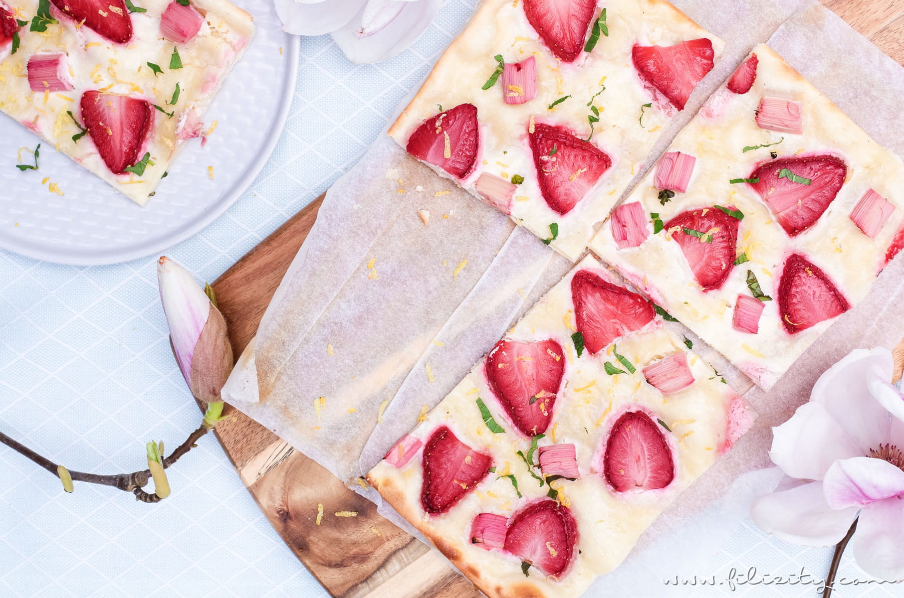 Erdbeer-Rhabarber-Flammkuchen - Schnelles Rezept | Filizity. Kreativmagazin & Food-Blog #rhabarber #flammkuchen #erdbeeren