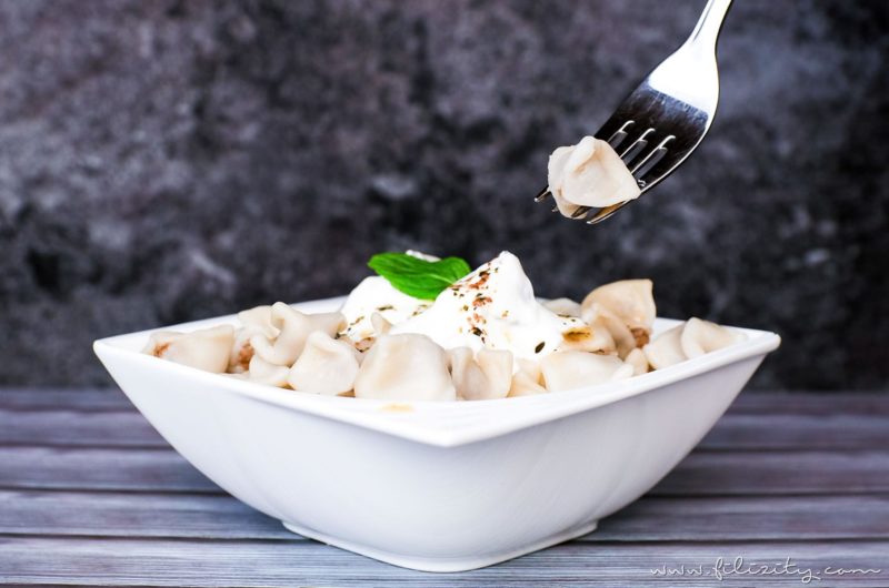 Manti - Türkische Tortellini mit Joghurtsoße und Paprikabutter ...