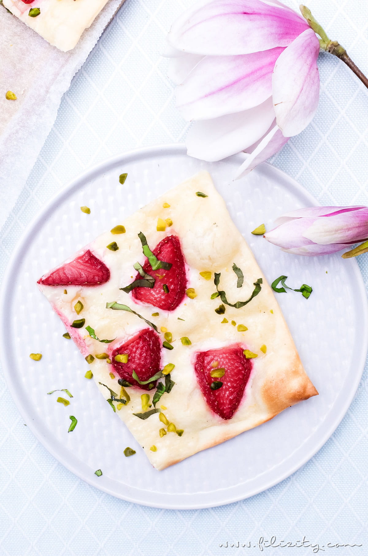 Rezept für Erdbeer-Flammkuchen | Eine süße, sommerliche Variante des Klassikers "Elsasser Flammkuchen" | Filizity.com | Food-Blog aus dem Rheinland #flammkuchen #erdbeeren #sommer