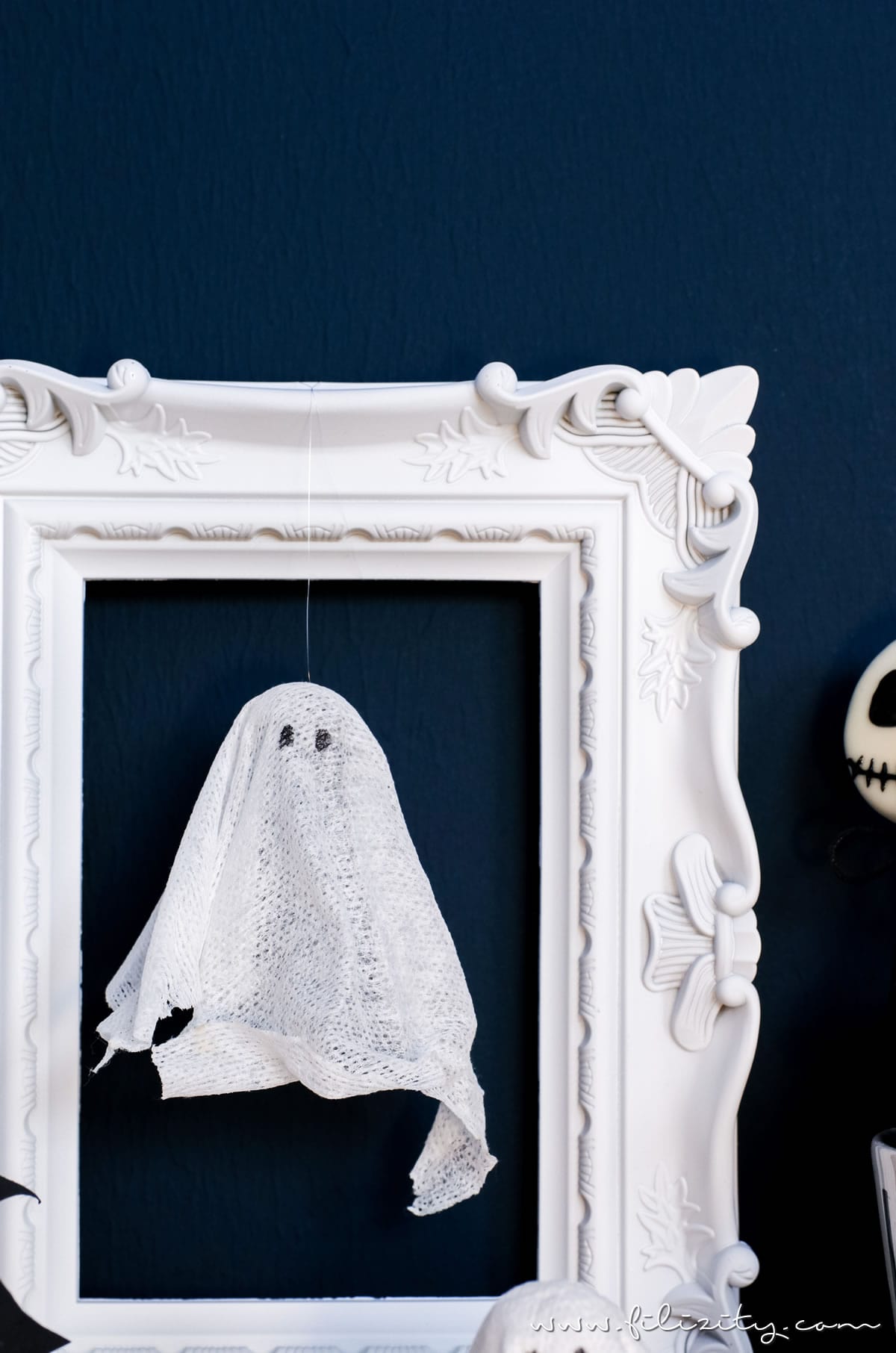 DIY Halloweendeko selber machen: Geister-Lampen und Geister-Anhänger
