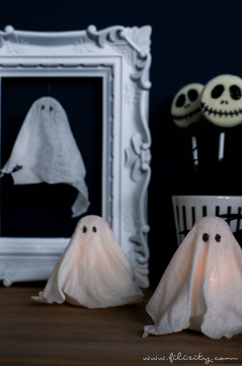 DIY Halloweendeko selber machen: Geister-Lampen und Geister-Anhänger 