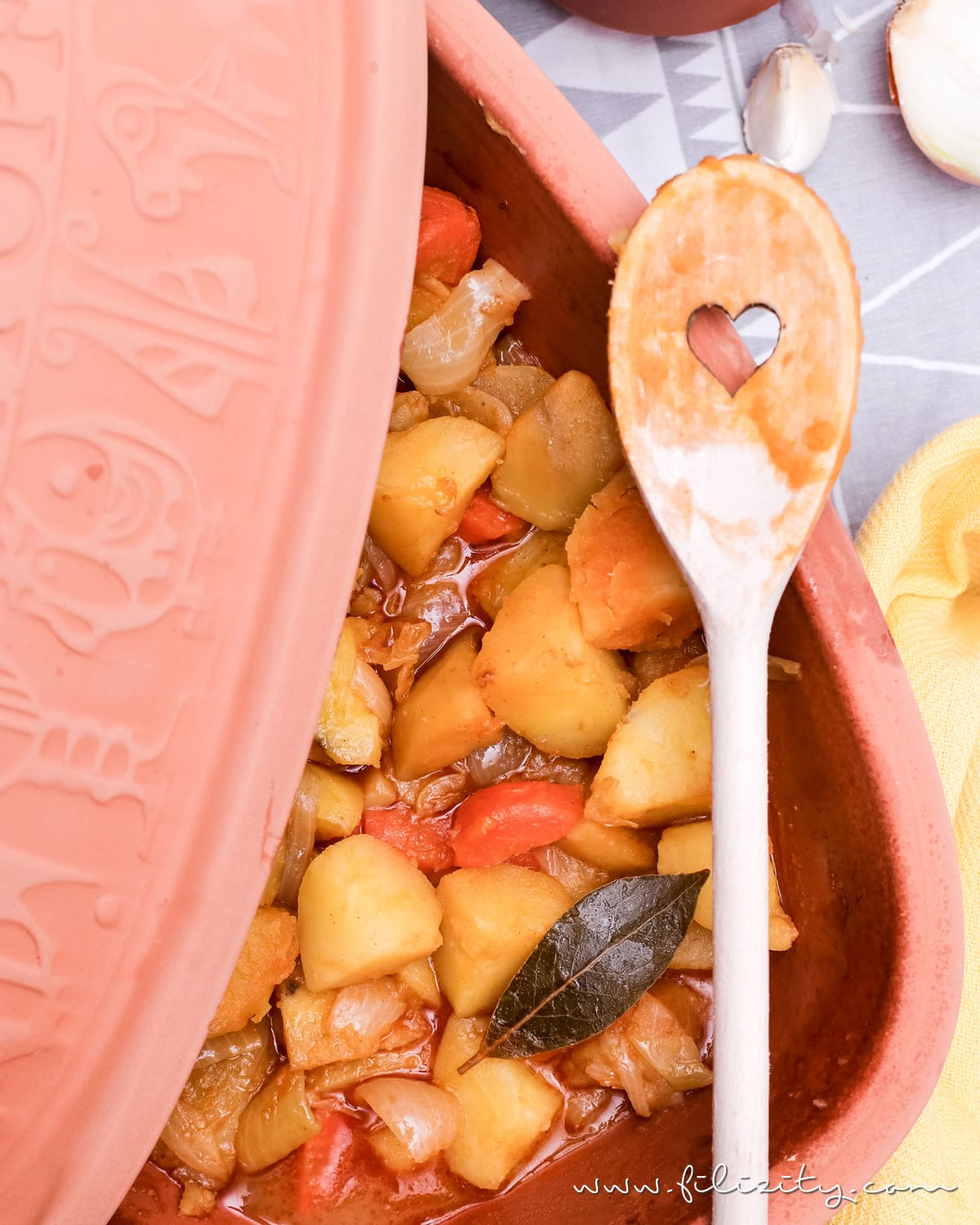 Rezept für unglaublich leckeren (veganen) Kartoffelgulasch aus dem Römertopf | Filizity.com | Food-Blog aus dem Rheinland #römertopf #vegan #gulasch